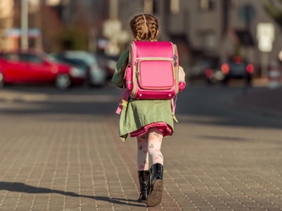 Bezpieczeństwo w drodze do szkoły – jesienna checklista dla rodzica