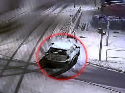 Jechał slalomem i uderzył w latarnię. Policja zatrzymała pijanego kierowcę