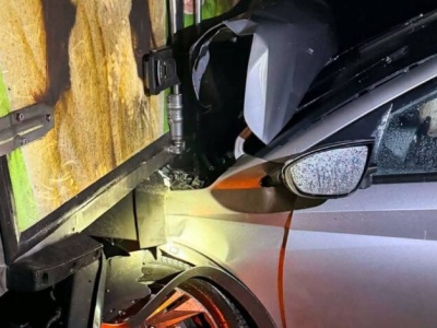 Groźny wypadek na autostradzie A1. Na wysokości Starczy osobówka zderzyła się z busem