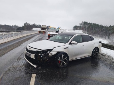 Kolizja na obwodnicy. Rozpędzona Kia uderzyła w bariery na DK15