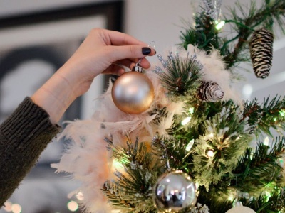 Jak udekorować choinkę w tym roku? Najnowsze trendy i pomysły na ozdoby