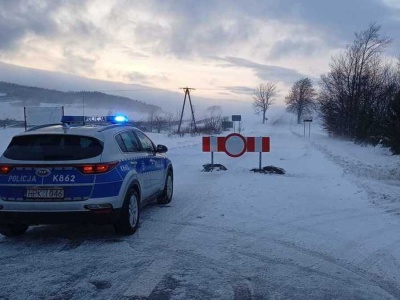 Polscy policjanci ewakuowali kierowców z zamieci. Co możemy zrobić w takiej sytuacji?