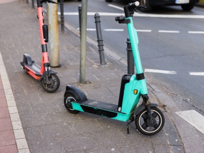 Miasta likwidują elektryczne hulajnogi. Powodem kaski i łamanie prawa