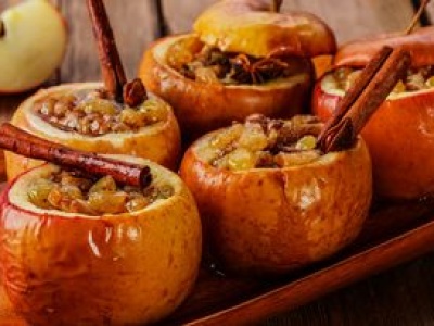 Zamiast tracić czas na szarlotkę, zapiekam całe jabłko. Zdrowe, słodkie i pyszne