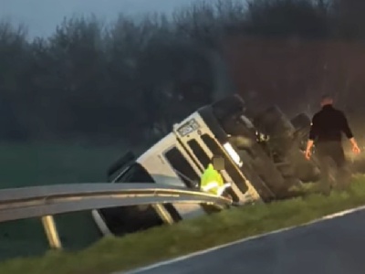 Ciężarówka wypadła z drogi, przewróciła się na bok. Na miejsce jadą służby ratunkowe