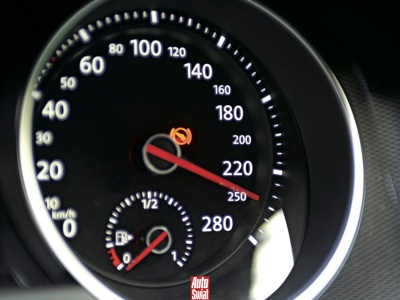 Dlaczego prędkościomierze pokazują ponad 200 km na godz.? Nawet w słabych autach