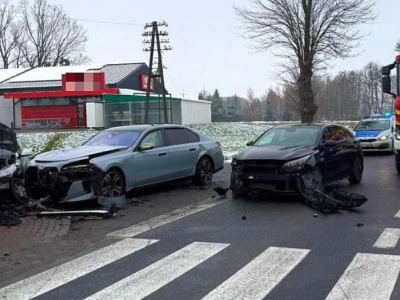 Groźny wypadek. Dwie osoby ranne, trzy rozbite auta