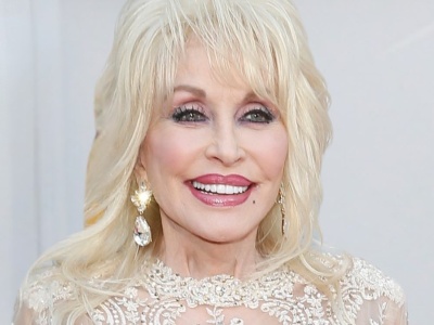 Z zazdrości o męża stworzyła światowy hit. Królowa country, chrzestna Miley Cyrus i ikona popkultury - Dolly Parton