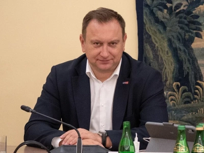 Znany poseł ma inne zdanie o podatku ws. mieszkań niż partia. Jego oświadczenie majątkowe obnaża fakty