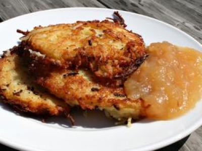 Nie zgadniesz, z czym Niemcy jedzą placki ziemniaczane. Na samą myśl Polaków wykrzywia