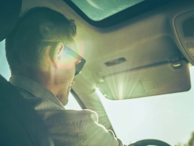 Słońce groźniejsze niż mgła. Jak uniknąć oślepienia na drodze?