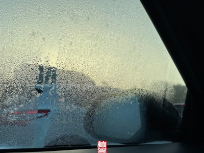 Jak pozbyć się pary i wody z szyb samochodu? Żałowałem, że nie mam niewidzialnej wycieraczki