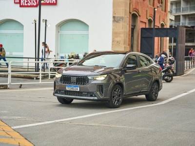 Fiat Fastback – gwiazda wieczornego przejazdu. Marka wspiera nowe talenty w kulturze i sztuce