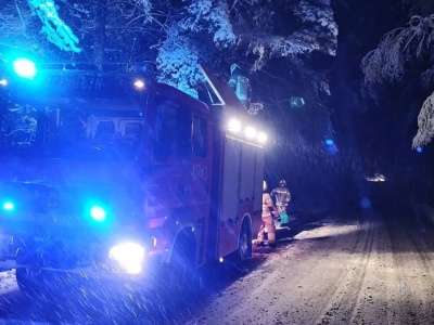 Śnieg sparaliżował wiele regionów Polski. Straż pożarna pracuje na wysokich obrotach