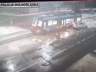 Pościg, zderzenie z tramwajem. Mężczyzna w bagażniku zginął
