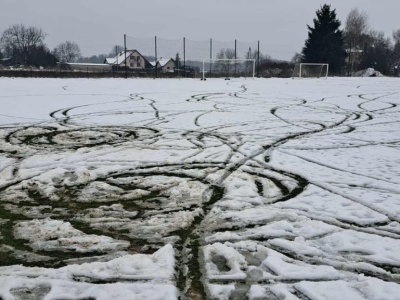 Kolejny przykład totalnej głupoty. Kręcił bączki na boisku klubu sportowego