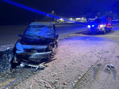 Zderzenie czołowe dwóch aut na zaśnieżonej drodze. Trzy osoby ranne