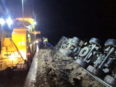 Ciężarówka postawiona na koła. Koniec utrudnień na Nadwiślance