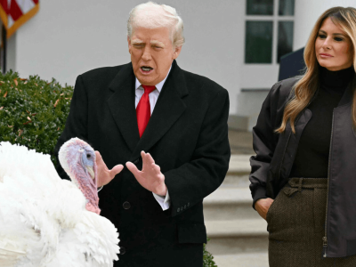 Donald Trump ułaskawił indyka. Miny Melanii bezcenne