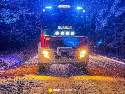 Śnieg nie daje za wygraną. Strażacy w całym kraju mają pełne ręce roboty