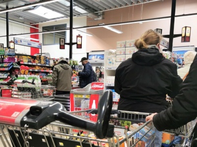 Czekamy na podwyżki, a tu niespodzianka. Przed świętami ceny jak rok temu