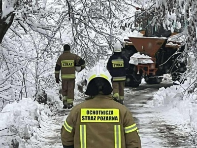 Fatalna pogoda uderza w Polskę. Tysiące interwencji, śliskie drogi i alarmy IMGW