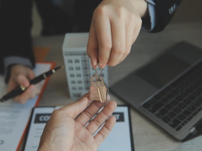 Polski prawnik w Hiszpanii – jak bezpiecznie przeprowadzić zakup nieruchomości za granicą?