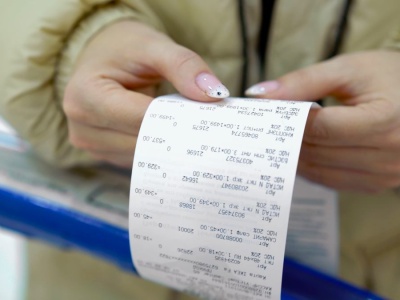 Cena na paragonie jest wyższa niż na etykiecie? UOKiK radzi, co robić. Przepisy mówią jasno