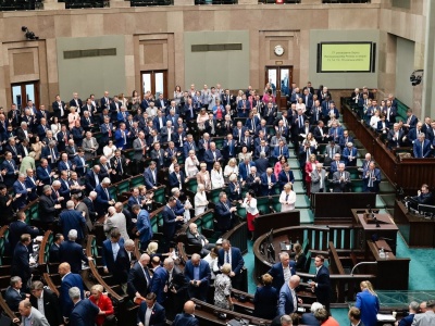 Takiego sondażu jeszcze nie było, trzy partie poza Sejmem. Niepokojące wieści dla Tuska