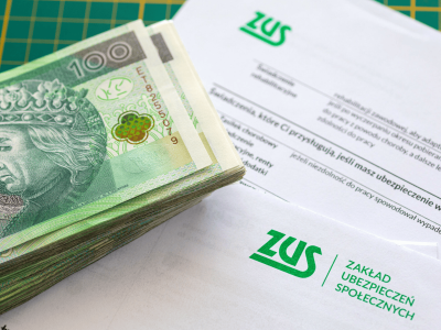 Emerytura wyższa nawet o połowę. ZUS ujawnia dokładne wyliczenia, decyzja zależy od seniora