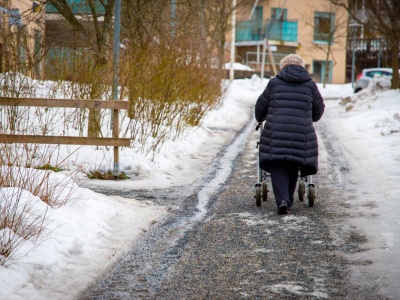 Straż Miejska w Kętach przypomina: właściciele muszą odśnieżać chodniki przy swoich posesjach
