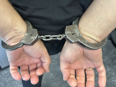 Agresywny klient zdemolował sprzęt komputerowy i groził policjantom