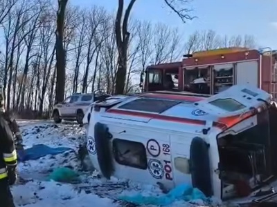 Makabryczny wypadek pod Wągrowcem. Karetka uderzyła w drzewo