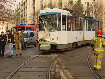 Wypadek w Szczecinie. Tramwaj wypadł z torów i uderzył w kamienicę