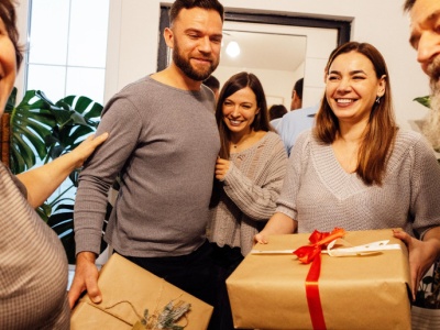 Jak uniknąć problemów podatkowych przy wręczaniu świątecznych prezentów?