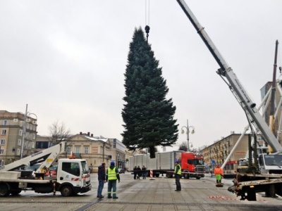 Na placu Biegańskiego stanęła już choinka! Czujecie zbliżającą się magię świąt?