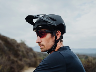 Lazer Impala KinetiCore to ciekawy kask rowerowy z jednym poważnym minusem