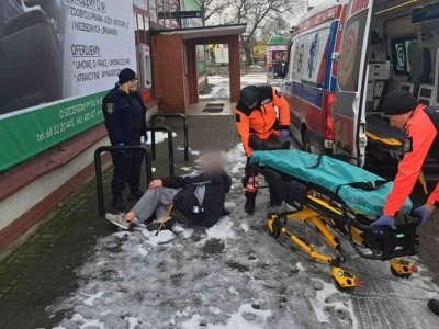 Zielona Góra. Mężczyzna leżał przy dworcu PKP. Zareagowała tylko jedna osoba i straż miejska (ZDJĘCIA)