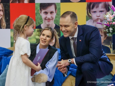 Dyplomy stypendialne dla podopiecznych Fundacji Dorastaj z Nami