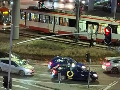 Paraliż komunikacyjny w okolicy Galerii Bałtyckiej. Osobówka zderzyła się z tramwajem