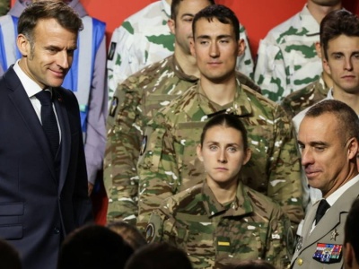 Powrót dobrowolnej służby wojskowej we Francji. 