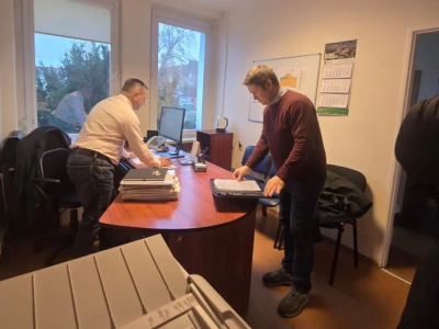 Radni wchodzą do urzędu, a urzędnicy... uciekają