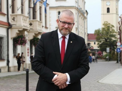 Siedem zarzutów dla Grzegorza Brauna. Zakończył się pierwszy proces w Warszawie