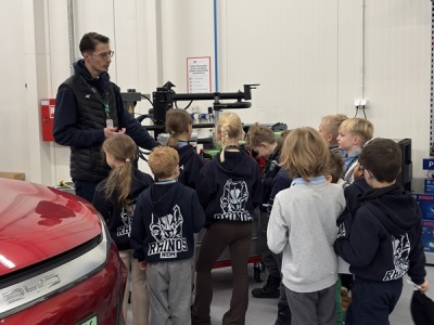 Uczniowie podstawówki w centrali Inter Cars
