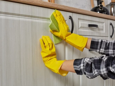 Szafki lepią się od tłuszczu? Ten prosty trik działa lepiej niż chemia z marketu! Efekt w kilka minut!