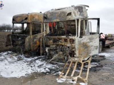 Ciężarówki stanęły w ogniu. Przedsiębiorca: straty na 1,5 mln zł