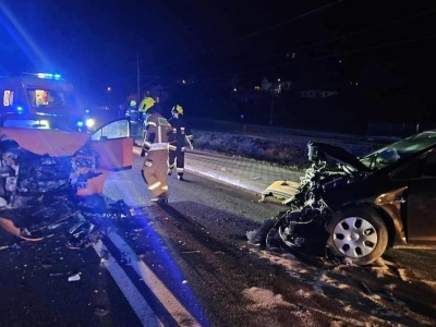 Groźny wypadek na Sądecczyźnie. Trzy osoby trafiły do szpitala, droga krajowa całkowicie zablokowana