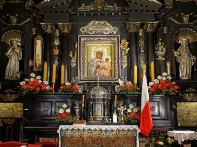 Pielgrzymi złożyli hołd z kwiatów dla Maryi Niepokalanej. Uroczystość prowadził abp Depo