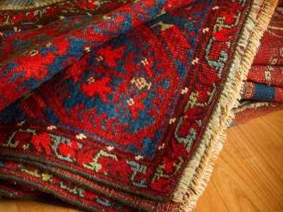 Nie odkurzaj dywanów przed świętami. Zamiast tego sięgnij po jedną rzecz z kuchni. Dom zalśni