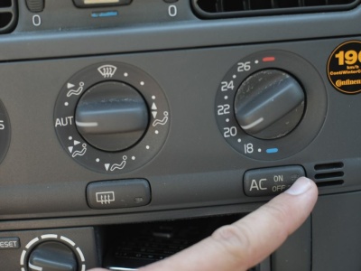 Ten jeden błąd zimą sprawia, że szyby parują jeszcze bardziej. Kierowcy wciąż to robią